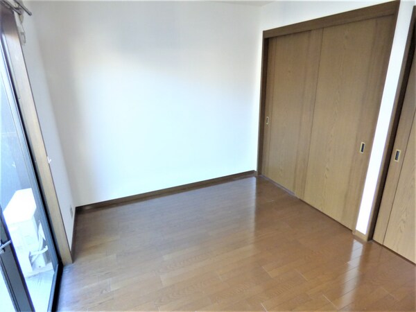 居室(明るい洋室)