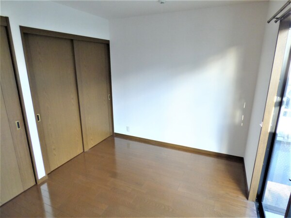 居室(キレイなフローリング)