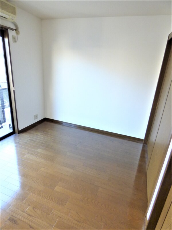 居室(明るい洋室)