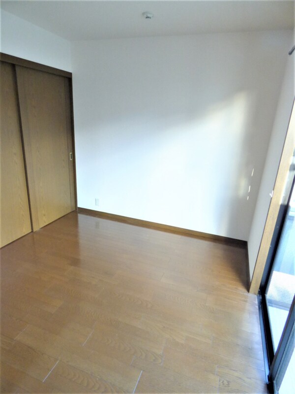 居室(キレイなフローリング)