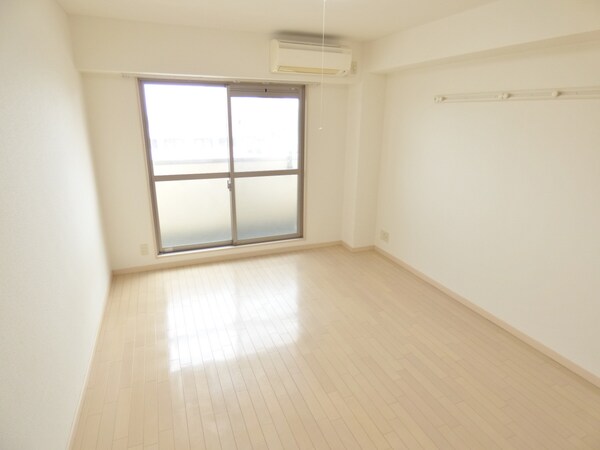 居室(広々した洋室)