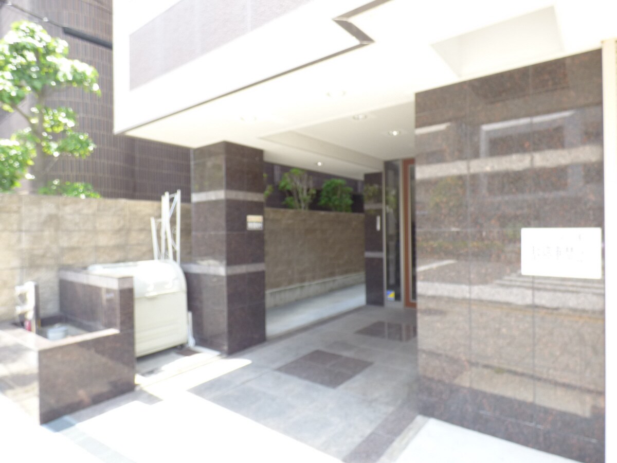 物件外観写真3　(キレイなエントランス)