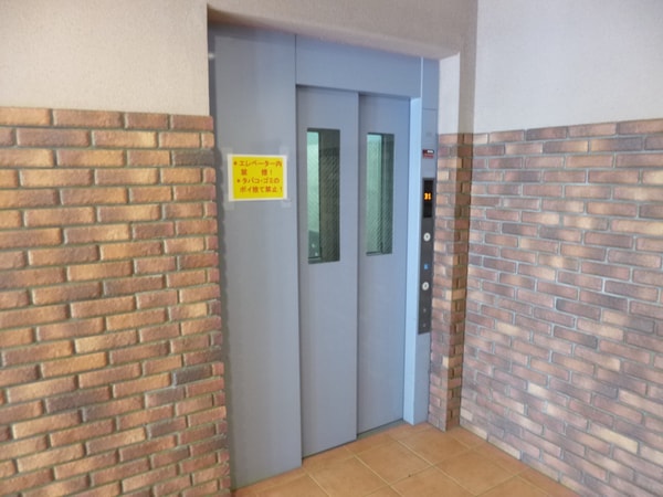 エントランス(エレベーター完備)