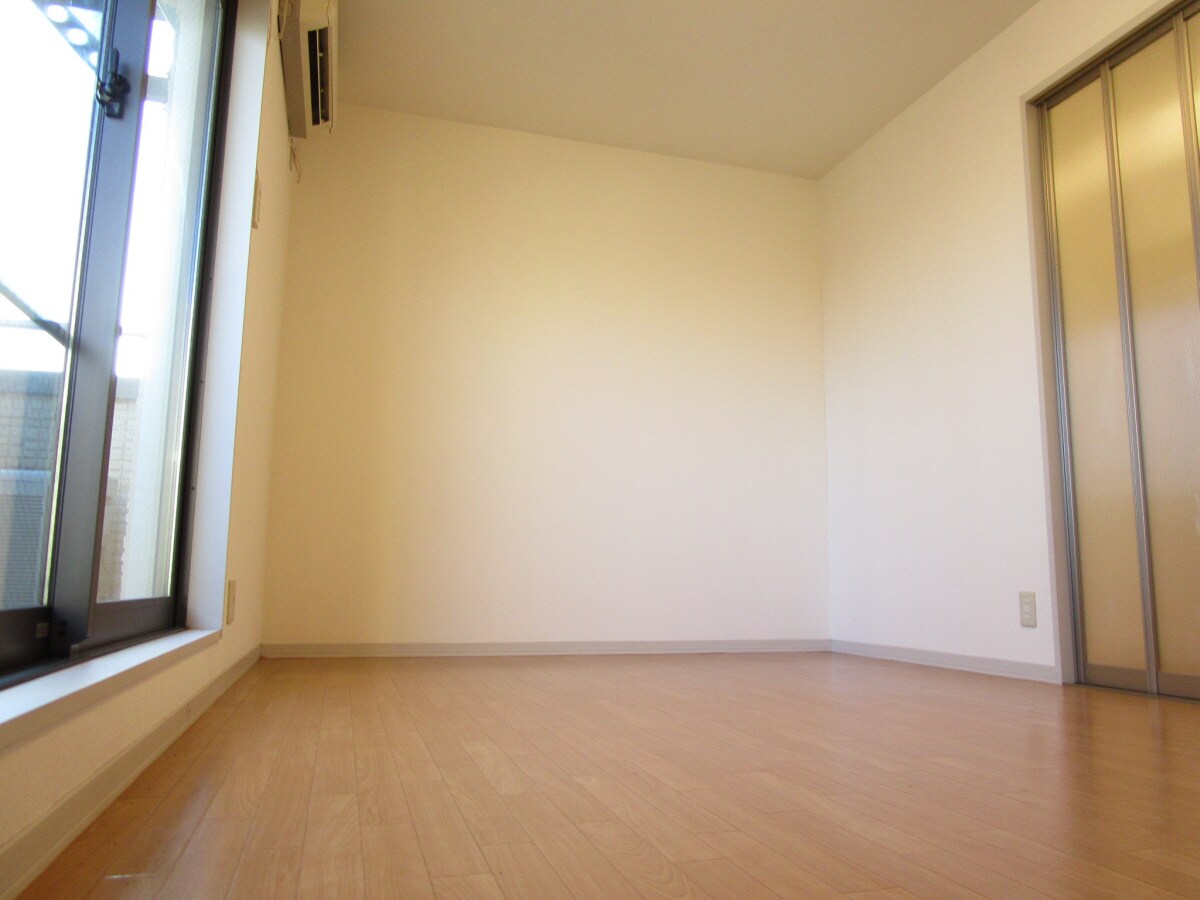 物件内観写真2　(キレイな洋室)