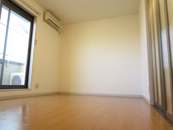 居室(キレイな洋室)