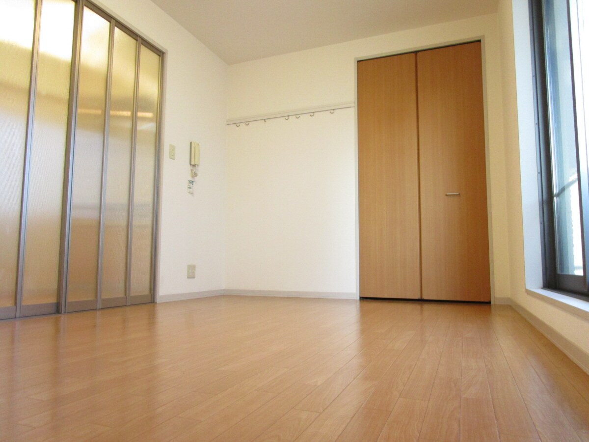 物件内観写真23　(明るい洋室)