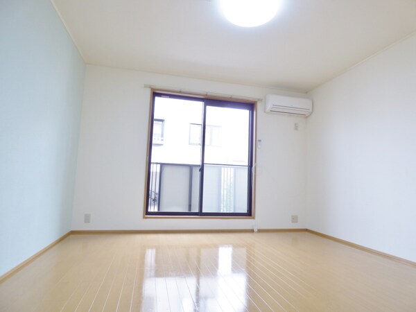 居室(広々とした９帖洋室)