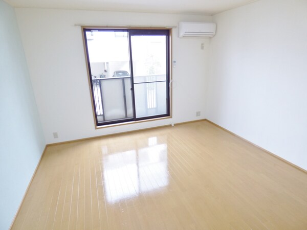 居室(明るい洋室)