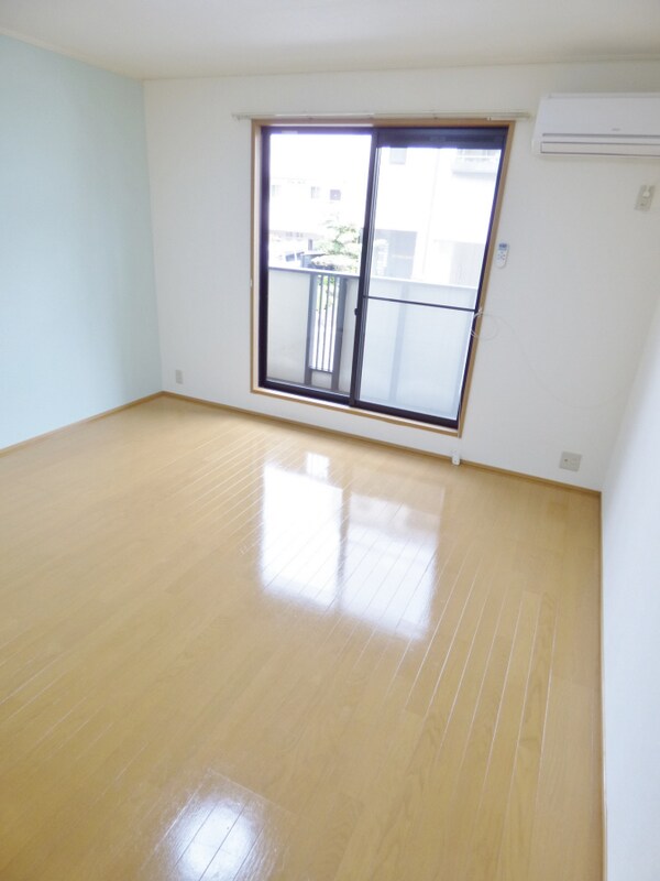 居室(明るい洋室)