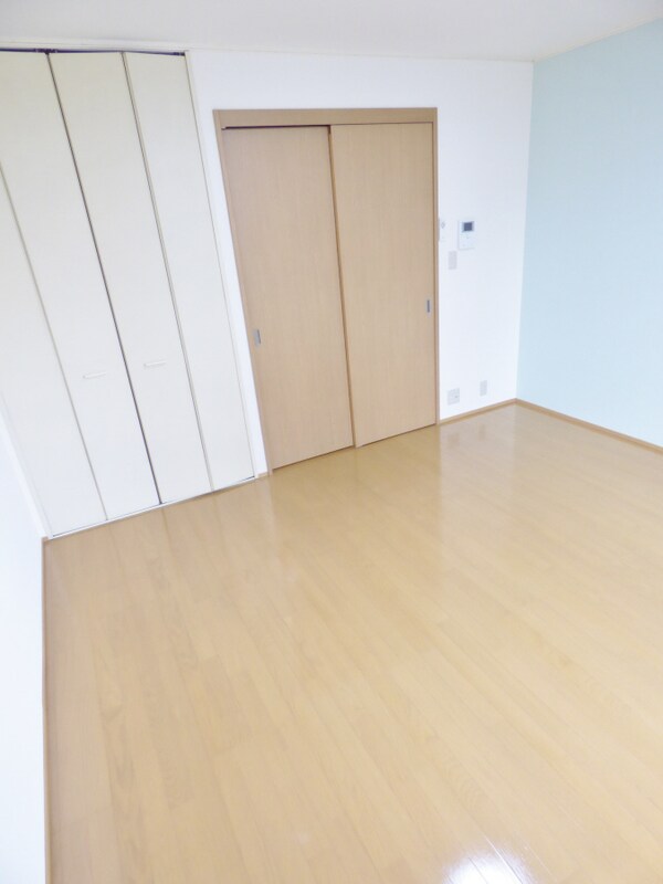 居室(キレイなフローリング)