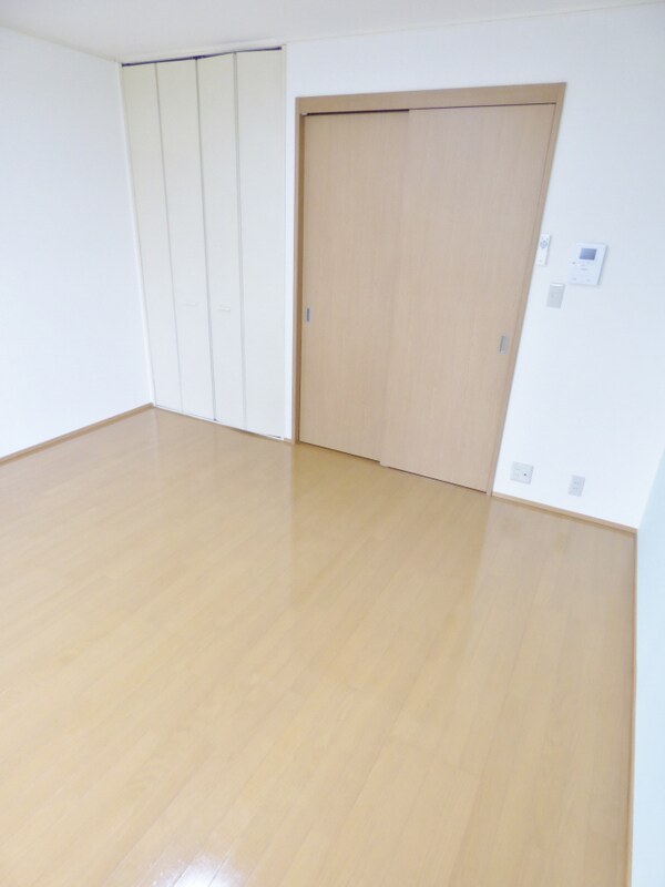 居室(広々とした９帖洋室)