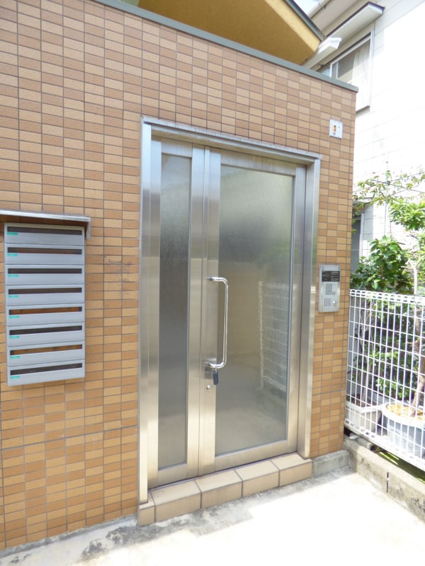 エントランス(安心のオートロック完備)
