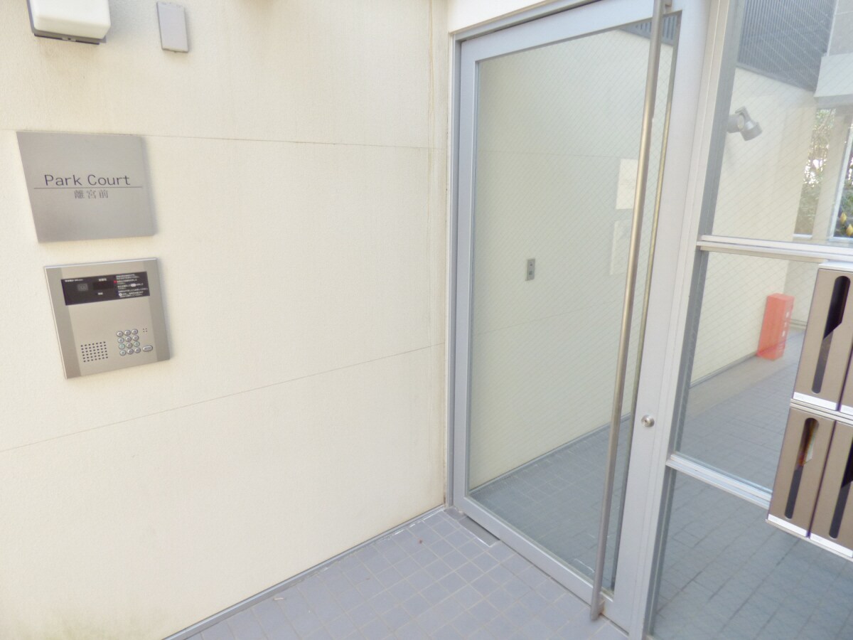 物件外観写真2　(安心のオートロック完備)