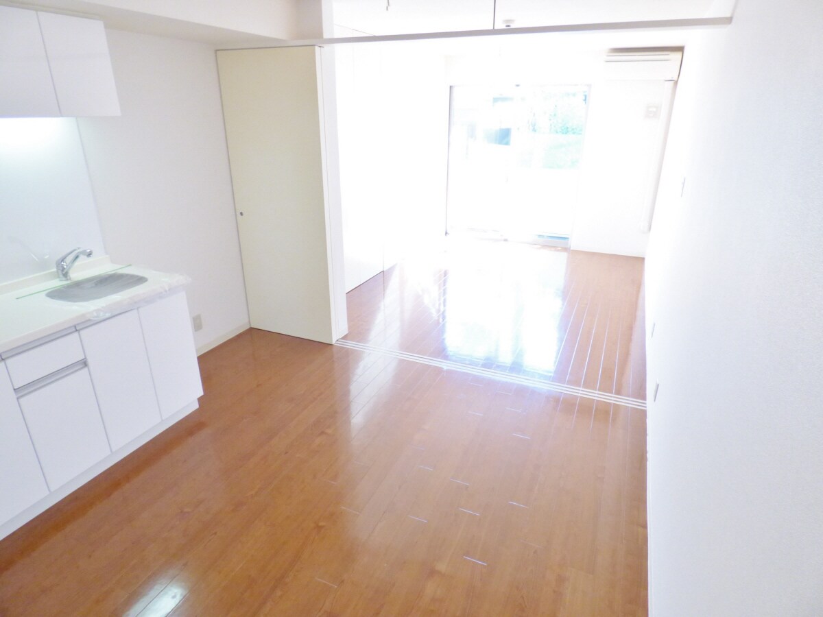 物件内観写真12　(広々とした明るい洋室)