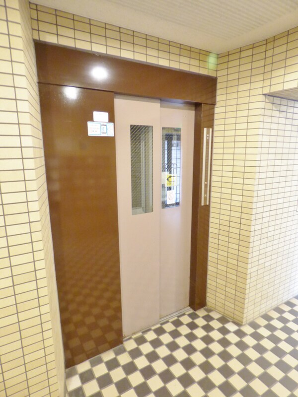 エントランス(エレベーター完備)
