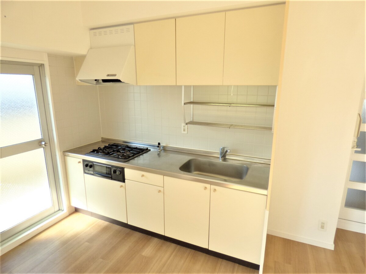 物件内観写真6　(３口ガスシステムキッチン)