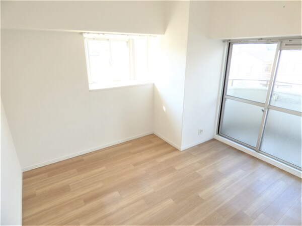 その他部屋・スペース(出窓付で明るい洋室)