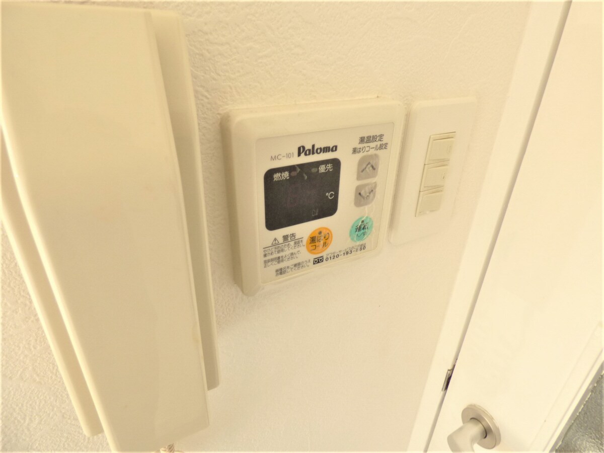 物件内観写真18　(給湯器リモコン)