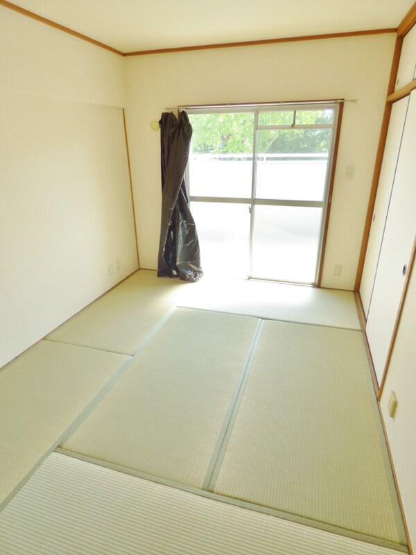 居室(明るい和室)