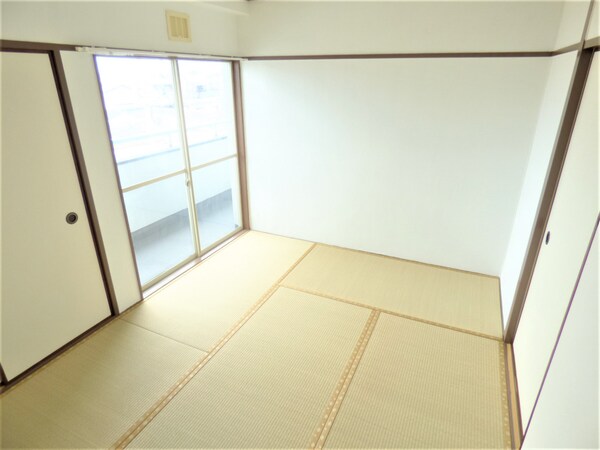 居室(明るい和室)