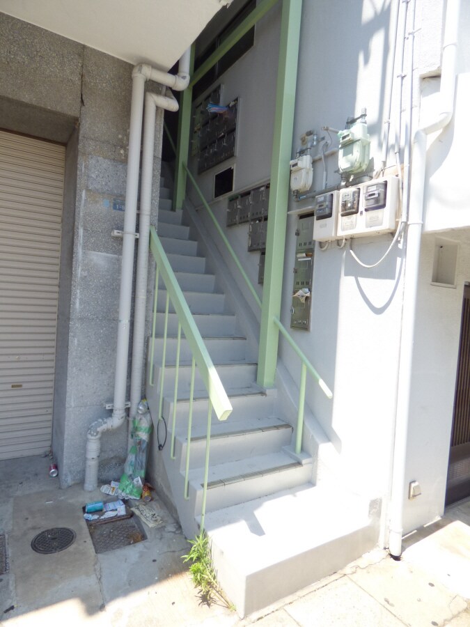 物件外観写真2　(マンション入口)