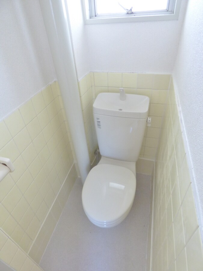 物件内観写真6　(窓付で清潔感のあるトイレ)