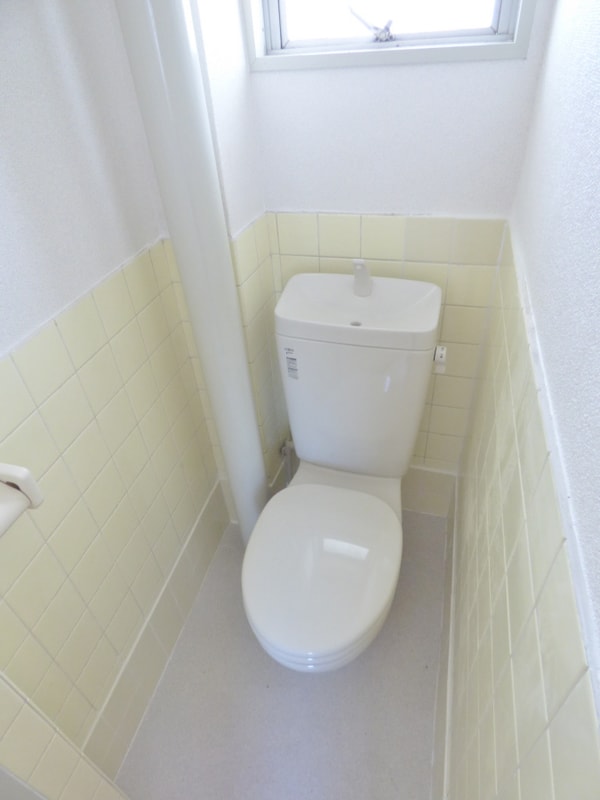 トイレ(窓付で清潔感のあるトイレ)