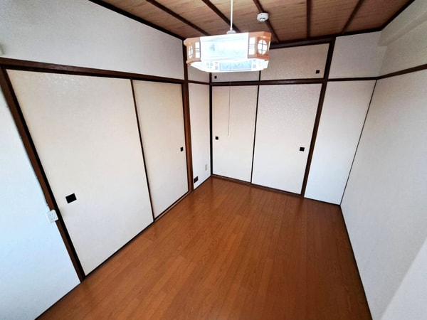 居室(明るい洋室)