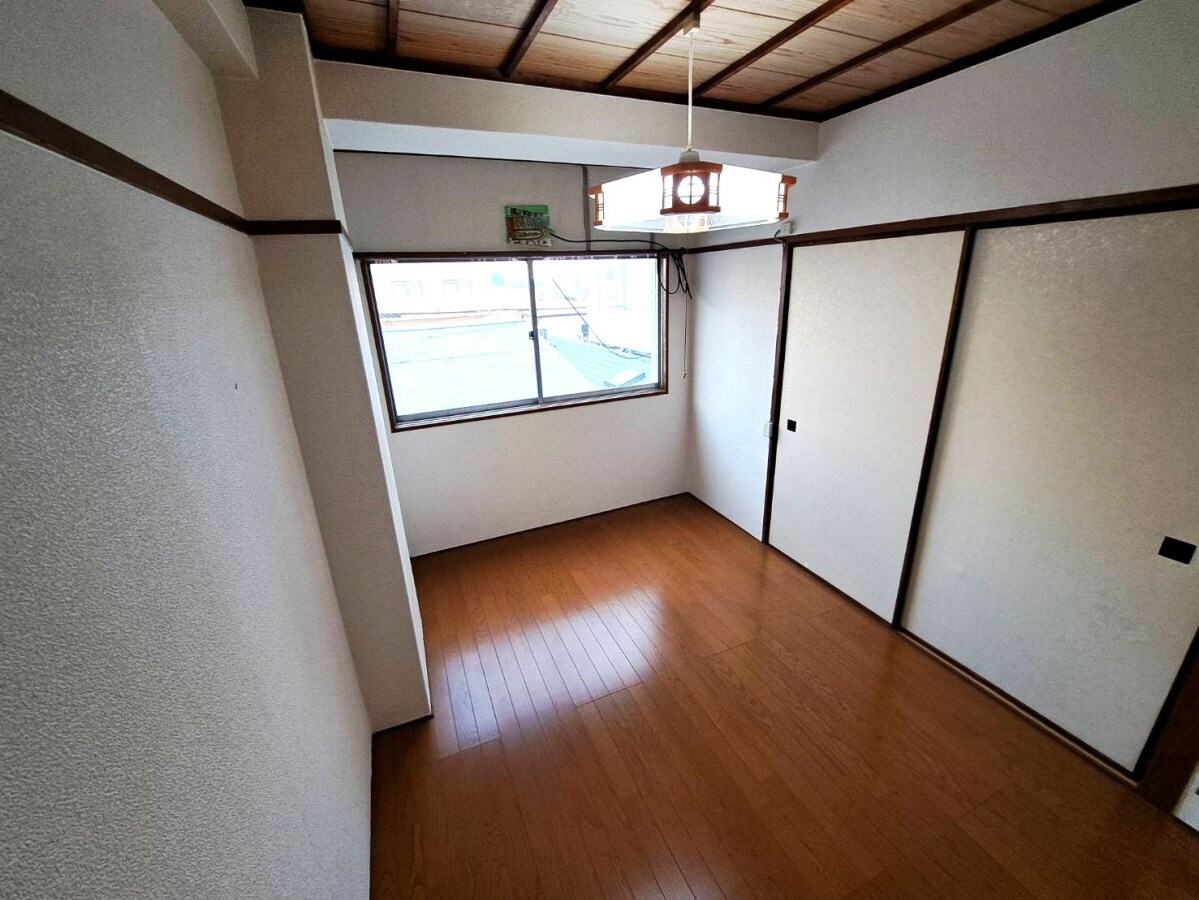 物件内観写真17　(明るい洋室)