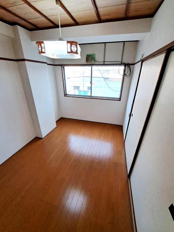 物件内観写真21　(明るい洋室)