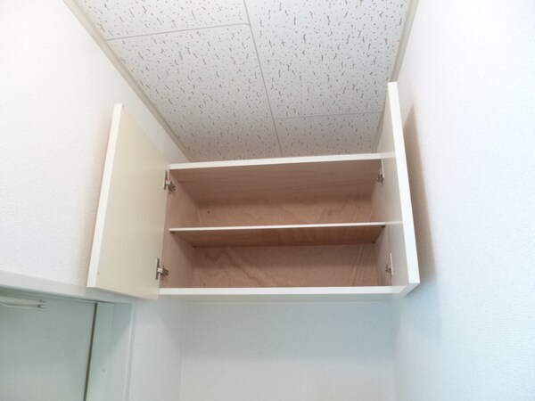 玄関(玄関上部収納)