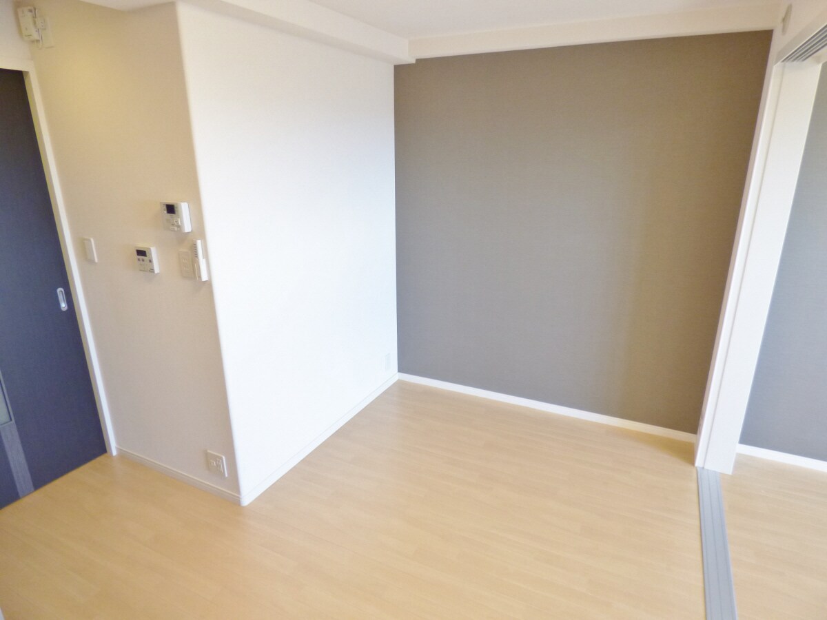 物件内観写真6　(アクセントクロスがオシャレなダイニング)