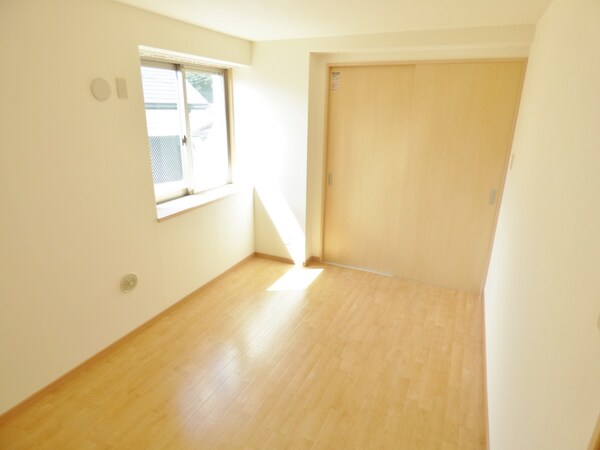 その他部屋・スペース(出窓付で明るい洋室)