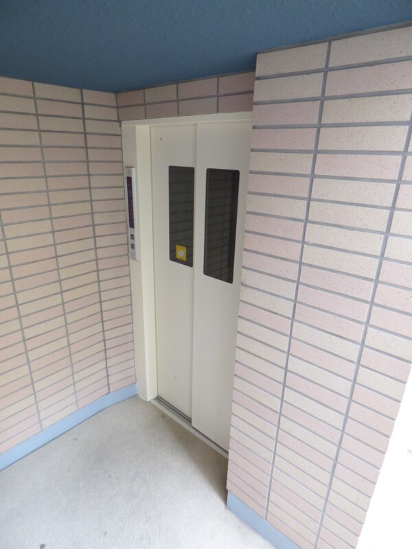 エントランス(エレベーター完備)