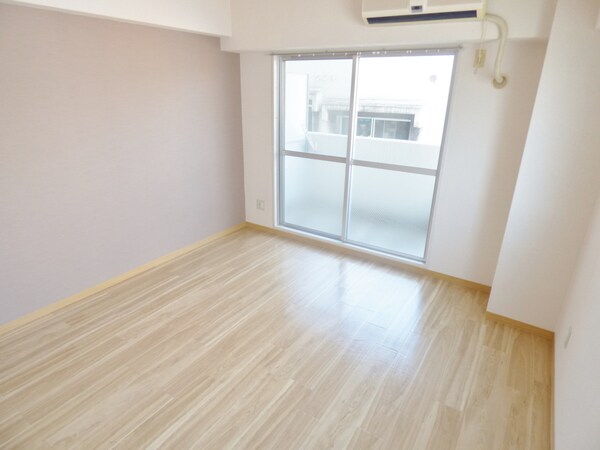 居室(アクセントクロスがオシャレな洋室)