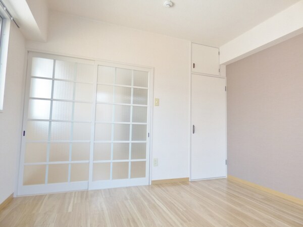 居室(アクセントクロスがオシャレな洋室)