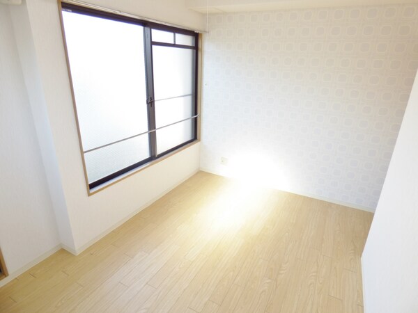 居室(明るい洋室)