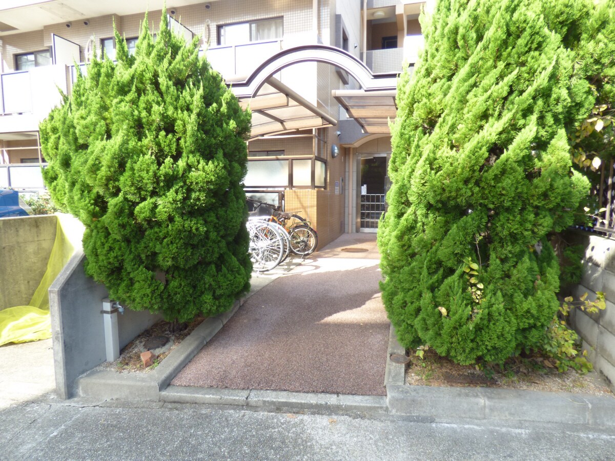 物件外観写真2　(キレイなエントランス)