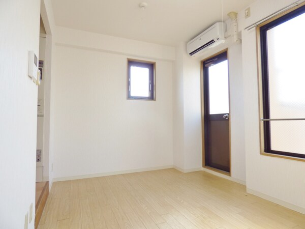 居室(明るい洋室)