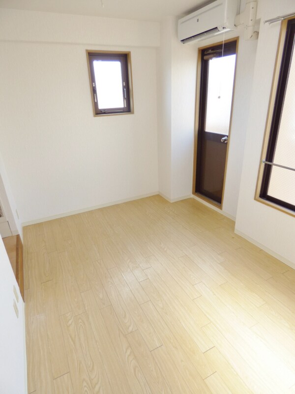 居室(明るい洋室)