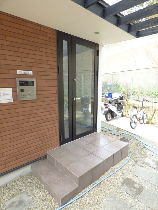 エントランス(安心のオートロック完備)