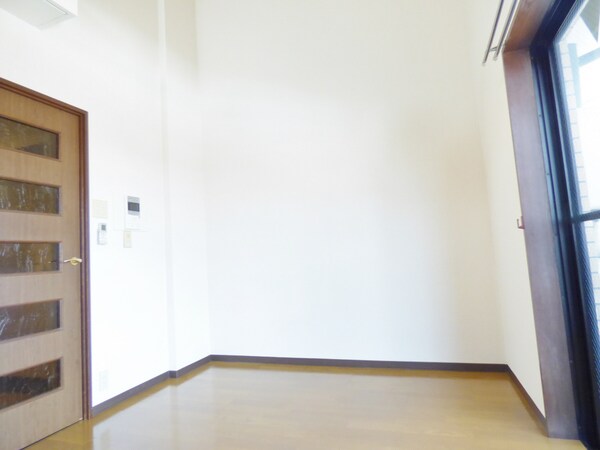 居室(キレイなフローリング)