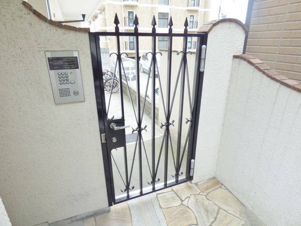 エントランス(安心のオートロック完備)