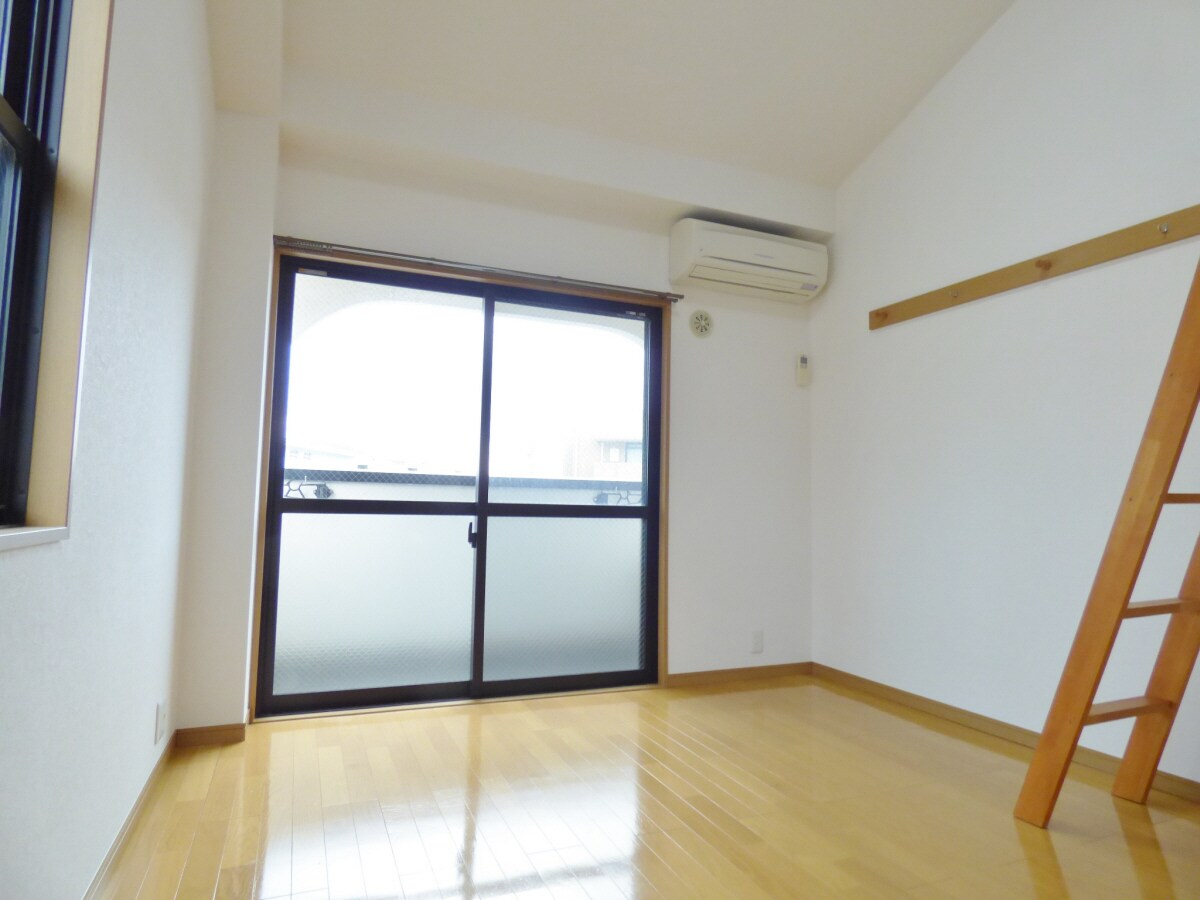 物件内観写真3　(キレイな洋室)