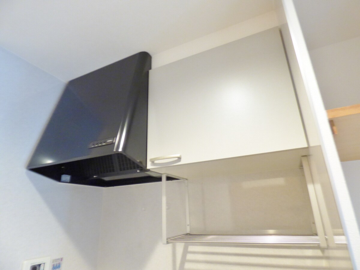 物件内観写真14　(レンジフード＆キッチン収納)