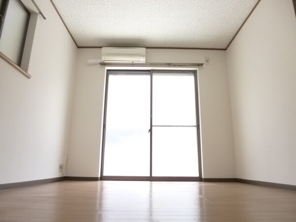 居室(キレイな洋室)