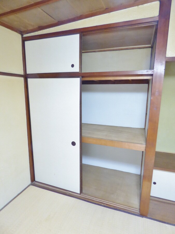 物件内観写真9　(押入２箇所あり)