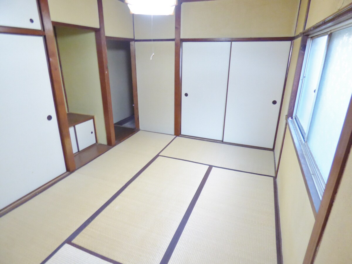 物件内観写真10　(明るい和室６帖)