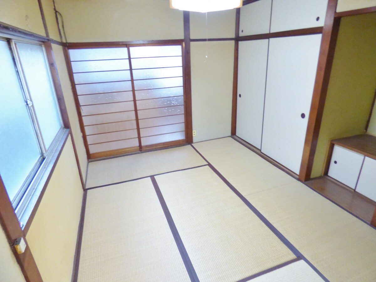 物件内観写真15　(明るい和室６帖)