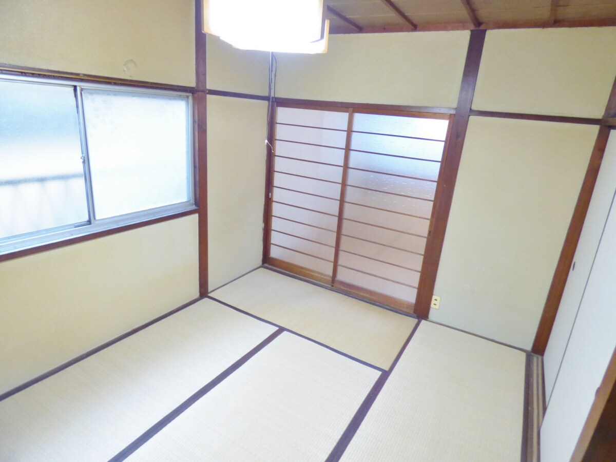 物件内観写真16　(明るい和室６帖)